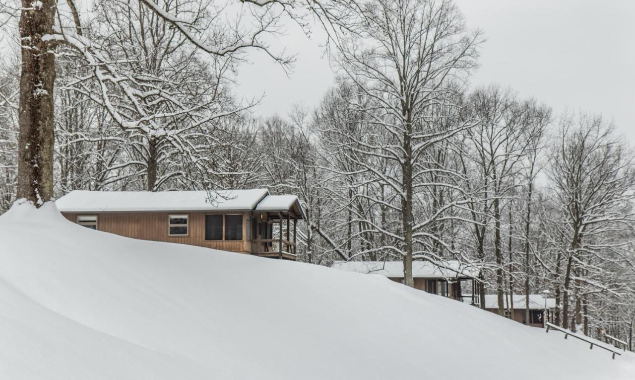 Burr Oak Lodge And Conference Center Glouster Exterior foto